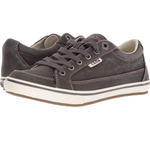 Taos Women's Moc Star Lace Up Sneaker in  Graphite Distressed Size 10W